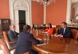 Reunión de los diputados nacionales del PSOE por Burgos, Esther Peña y Álvaro Morales, con representantes de la FFE.