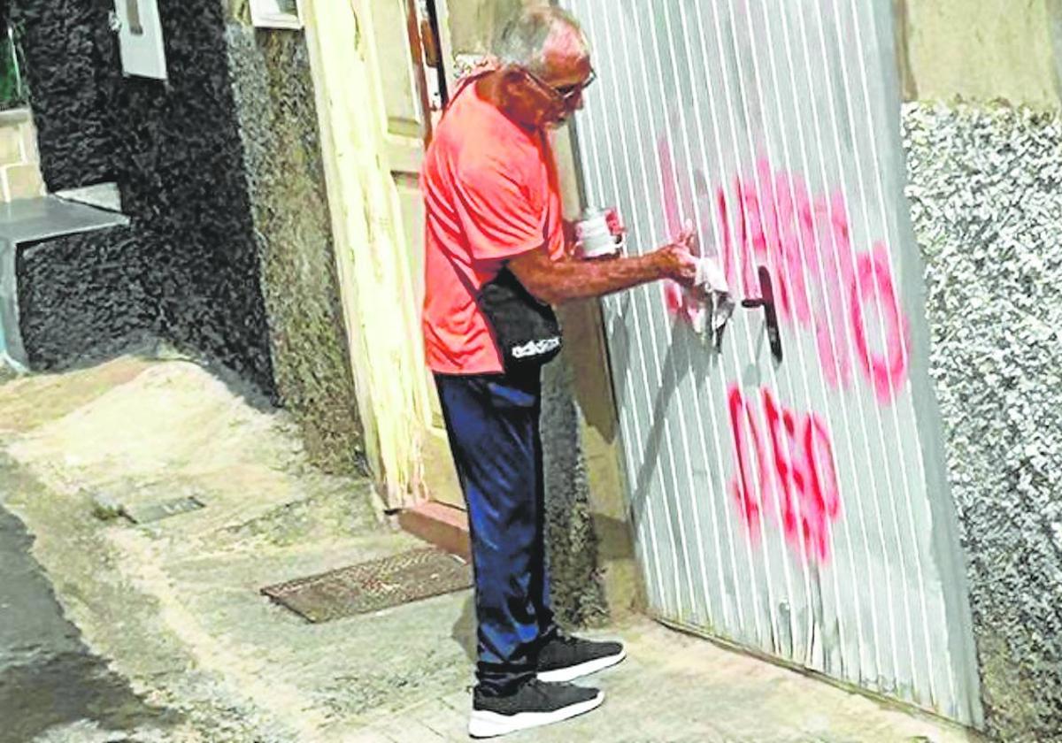 Crimen de San Roque: Lo reciben con pintadas de «ojo, asesino suelto» al salir en libertad provisional