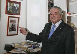 Lorenzo Olarte, en su casa, en una imagen de 2014, con motivo de la muerte de Adolfo Suárez.