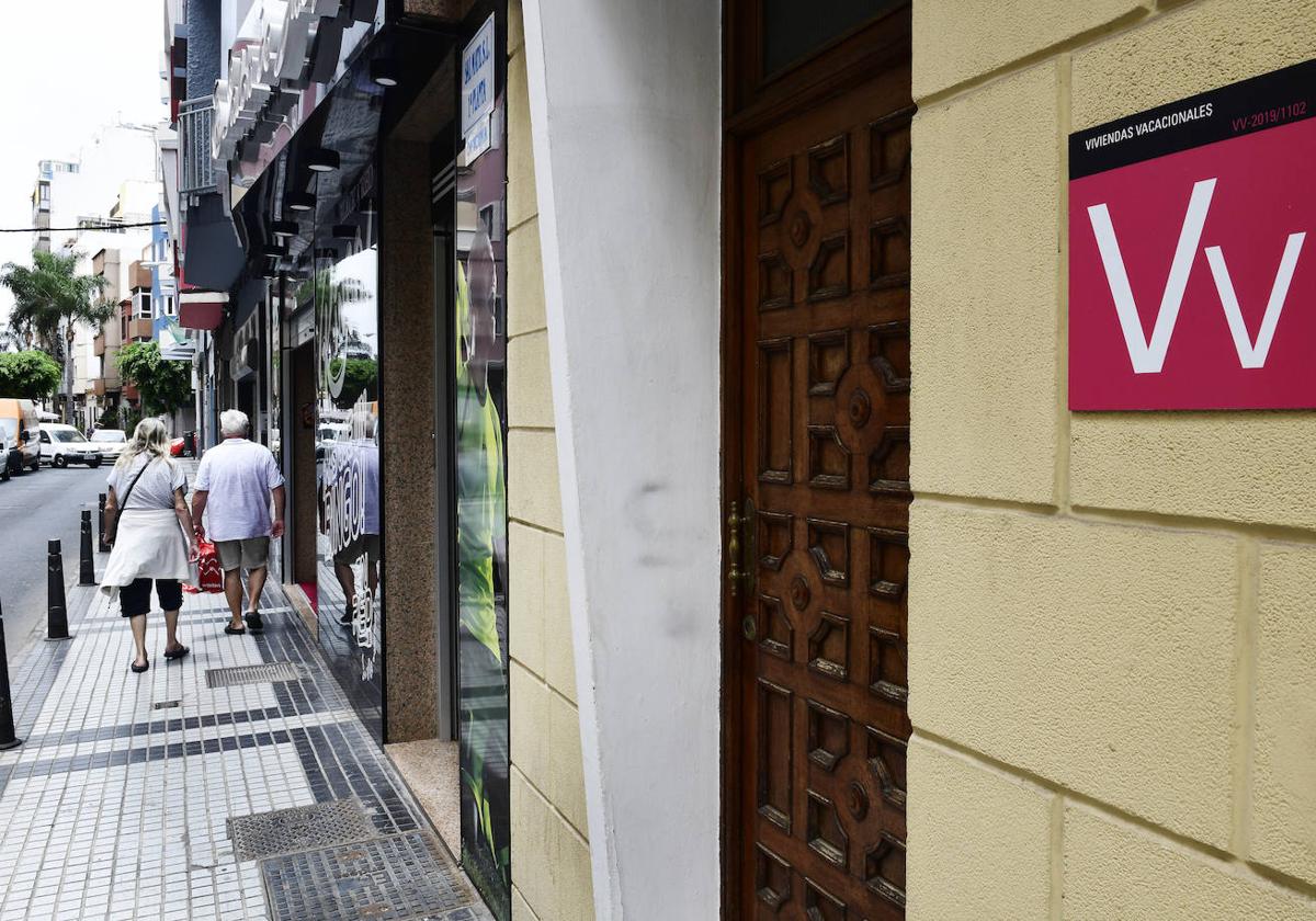 La vivienda vacacional lleva a los tribunales al Gobierno, que avisa que la norma no se retrasará «ni un minuto»