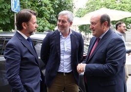 De izquierda a derecha, el candidato de CC, Carlos Alonso, el secretario general, Fernando Clavijo, y el presidente del PNV, Andoni Ortuzar.
