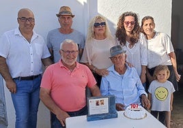Antoñito y su tarta de los 101 años, con su sobrino José Antonio Betancor, el alcalde y el primer teniente de alcalde, más vecinas.