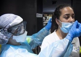 Imagen de archivo de sanitarias haciéndose una prueba PCR para diagnosticar la covid.