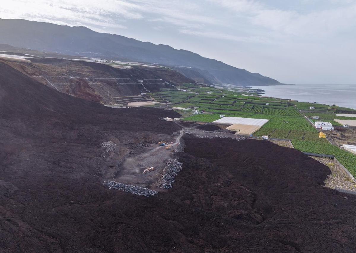 Imagen secundaria 1 - Distintas estampas de la finca, durante su preparción y en la actualidad. La foto de debajo-derecha está tomada desde el mirador de Las Hoyas. El cultivo está rodeado de colada.