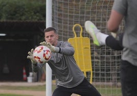 El meta croata, Dinko Horkas, durante el entrenamiento de este lunes en Barcelona.