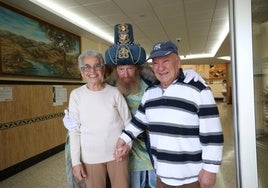 Gaspar posa con dos usuarios del centro Hermanitas de los Ancianos Desamparados.