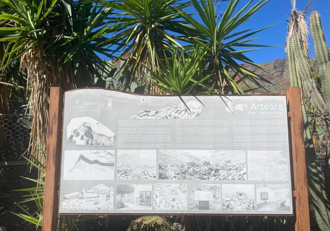 Carteles desteñidos en el acceso al yacimiento.