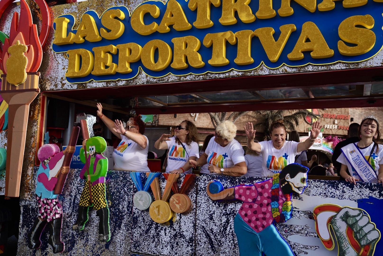 Las calles del sur reciben con alegría al desfile anunciador del carnaval de Maspalomas 2025