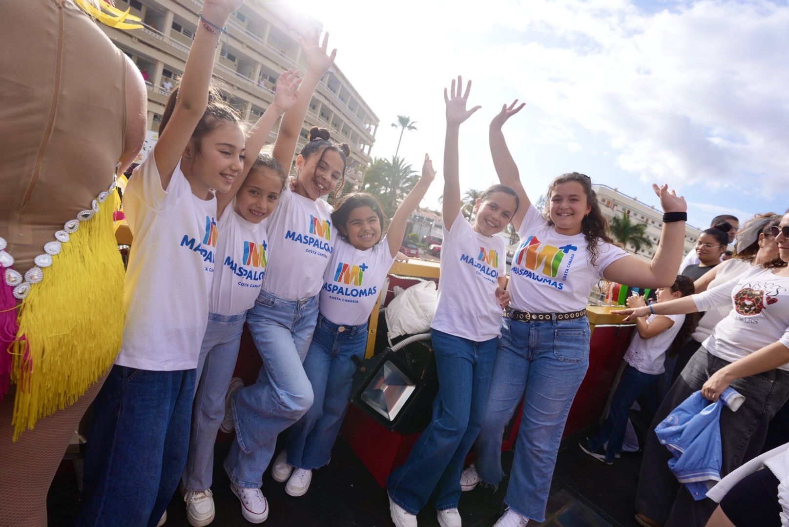 Las calles del sur reciben con alegría al desfile anunciador del carnaval de Maspalomas 2025