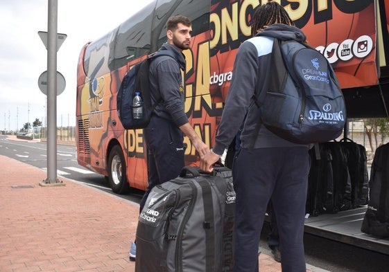 Jovan Kljajic y Andrew Albicy, a punto de abordar el traslado al aeropuerto, maletas en mano. Un trance más que cotidiano para el club claretiano.