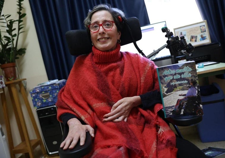 Loly Martel, en su inseparable silla de ruedas y en el cuarto que le han habilitado como escritorio en la residencia Villa de Agüimes.