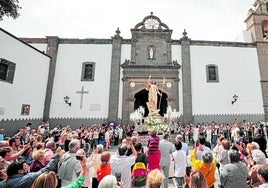 Procesión a la salida del templo de Santo Domingo, en Vegueta.