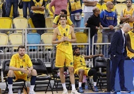 Shurna, Brussino y Albicy, tras la derrota del viernes por la noche en el segundo partidos de la final de la Eurocup 2025 disputado en el Gran Canaria Arena.