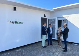 El consejero Pablo Rodríguez durante la visita a la empresa EasyHome, donde pudo ver una de las viviendas piloto.