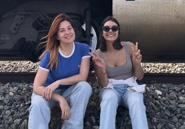 Ambas artistas amenizaron con música la espera en el tren durante el apagón.
