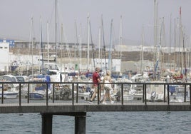 Cruceristas paseando por la marina deportiva en Naos.