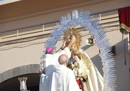 Momento en el que el obispo José Mazuelos corona a la imagen isletera.