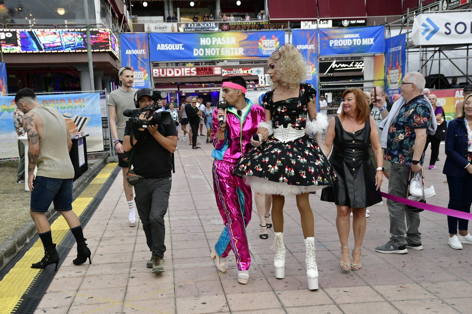 Con tacones y a la carrera por el Pride