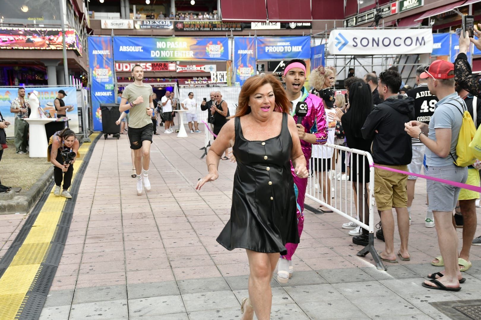 Con tacones y a la carrera por el Pride