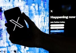 Foto de archivo de un móvil con el logotipo de X.