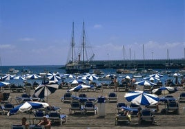 Imagen de archivo de la playa de los Cristianos, en Arona, Tenerife.