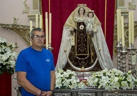 José Falcón, fiscal de paso de los Costaleros del Carmen, delante de la imagen en los días previos a su coronación.