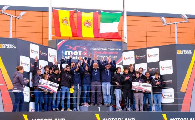 Imagen principal - El UMA Racing Team, en la última competición del MotoStudent, celebra sus extraordinarios resultados. Imágenes del equipo en el circuito Motorland Aragón (Alcañiz, Teruel).