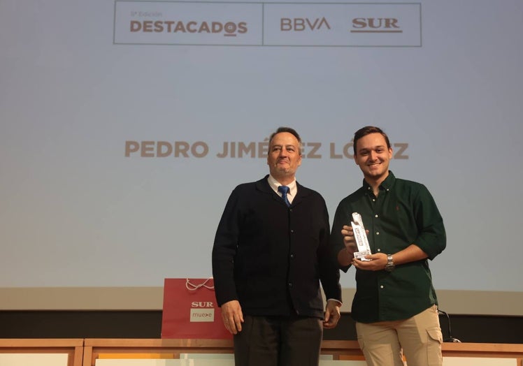 El coordinador del grado en Ingeniería de la Energía en la UMA, Eduardo Rodríguez García, junto al premiado Pedro Jiménez López.