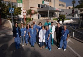 Parte del grupo de sanitarios que viajó a Nicaragua posa ante el Hospital Materno Infantil. Francisco Vera, cirujano, es el tercero por la derecha.