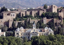 El ayuntamiento de Málaga, que ingresa alrededor de 580 euros por habitante en impuestos, con la Alcazaba de fondo.