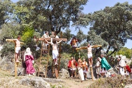 La Crucifixión en el Calvario es la escena final de los Pasos de Igualeja.