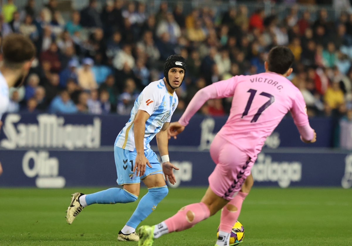 Luismi visualiza a un compañero y se dispone a pasar el balón en largo en el duelo frente al Eldense de la primera vuelta.