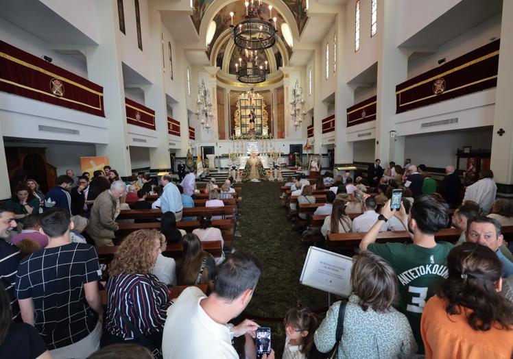 Ambiente este domingo antes de la llegada del camión en el interior de la iglesia.