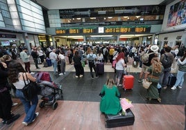 Afectados por los retrasos, en la estación María Zambrano de Málaga.