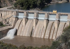 El desembalse se hará desde el Tajo de la Encantada, aunque no por el desagüe de fondo de la imagen, sino por el canal situado a la izquierda de la foto.