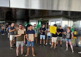 Los tripulantes de cabina de Easyjet se han concentrado en el aeropuerto.
