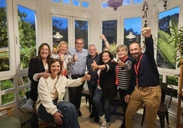 Ane Oyarbide, Maite Arana, Susana Corcuera, Mikel Durán, José Ignacio Asensio, Rafaela Romero, Arritxu Marañón y Denis Itxaso celebran este domingo la victoria socialista.