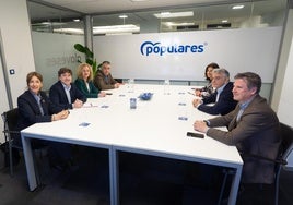 Eneko Andueza y Javier de Andrés han presidido la reunión entre PSE y PP en la sede popular en Vitoria.