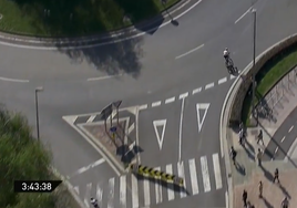 Alex Aranburu atravesó la rotonda por la derecha de una de las rotondas camino de Beasain.