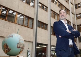 Iñigo Urrutia, Aldezle de la UPV/EHU, en el campus de Leioa junto a la bola del mundo.