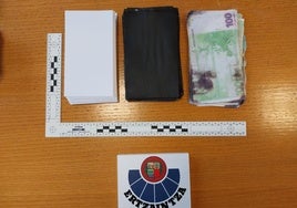 Cartulinas y billetes falsos encontrados por la Ertzaintza en Bilbao.