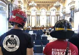 Un grupo de bomberos protesta ayer en el Salón de Plenos.