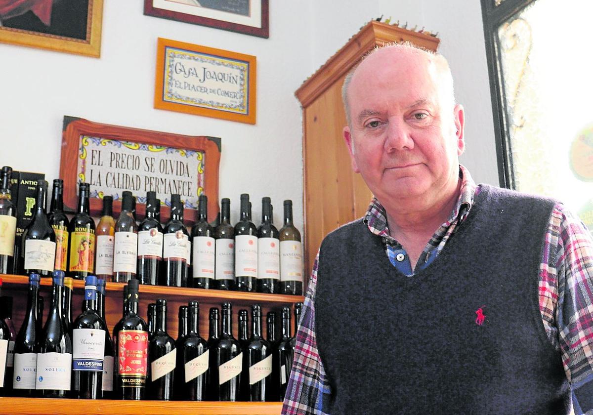 Joaquín López posa en la bodega del concurrido restaurante almeriense.