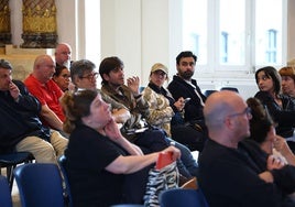 Uno de los hosteleros presentes en la sesión celebrada en el Salón de Pleno, durante su intervención.