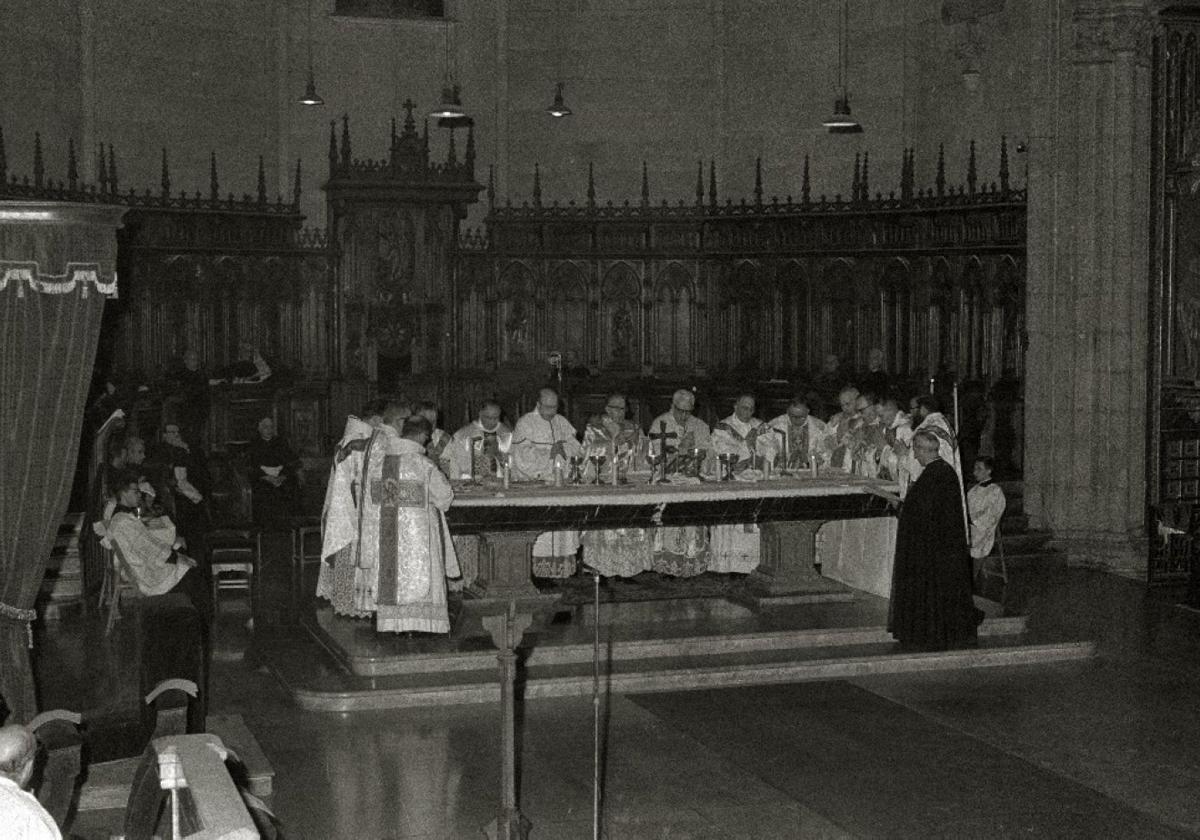 1975 | El rosario de la catedral, «solo» con 150 feligreses