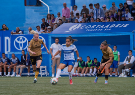 Las jugadoras de la Real persiguen a una del Tenerife.