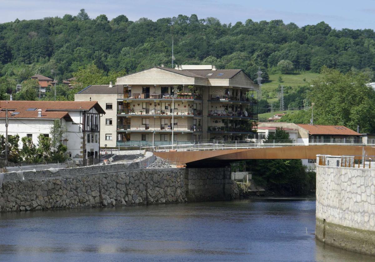 Muros de contención, puente sin pilares y cauce ampliado en el Urumea a su paso por Martutene. La obra de defensa ante riadas más importante llevada a cabo en Gipuzkoa.