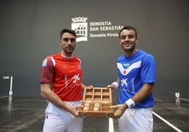 Peio Etxeberria e Iker Larrazabal muestran las cuatro pelotas elegidas en el Atano III.