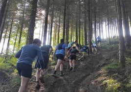 Los aficionados a la montaña durante uno de los ascensos del Udaberritrail de Eibar.