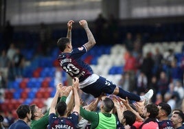 Matheus, manteado por sus compañeros tras el partido del domingo en Ipurua.